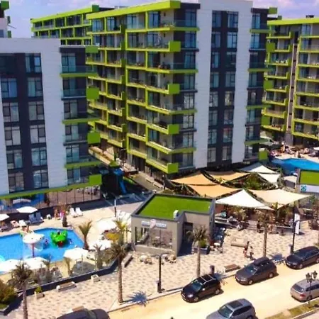 Pool & Mamaia Nord Langa Plaja *