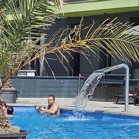 Pool & Mamaia Nord Langa Plaja *