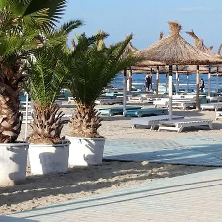 Pool & Mamaia Nord Langa Plaja