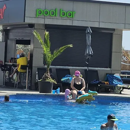 Pool & Mamaia Nord Langa Plaja
